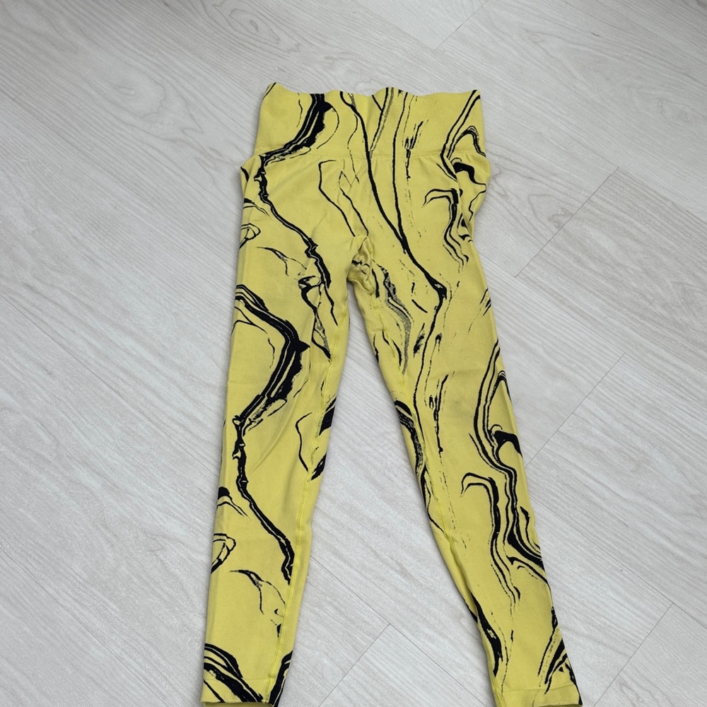 NATURYL YELLOW/BLACK SCRUNCH BUTT LEGGINGS